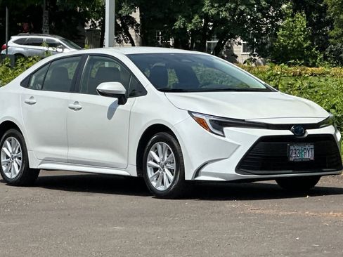 Used 2024 Toyota Corolla LE FWD image 9