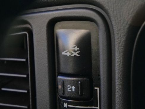 Used 2006 GMC Sierra 3500 SLE w/ Heavy-Duty Power Package image 15