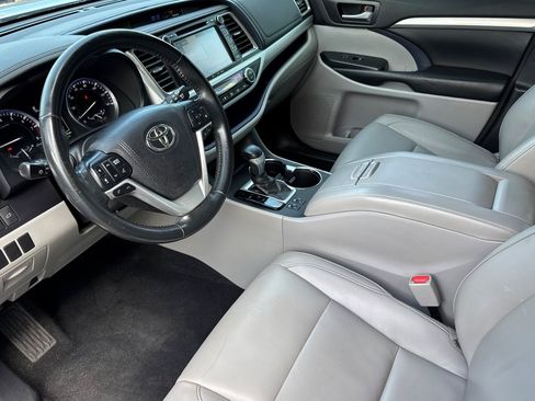 Used 2018 Toyota Highlander XLE FWD image 4