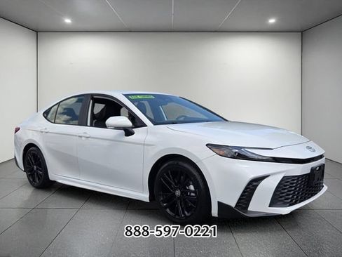 Used 2025 Toyota Camry SE FWD image 7