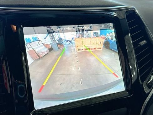 Used 2019 Jeep Cherokee Limited image 14