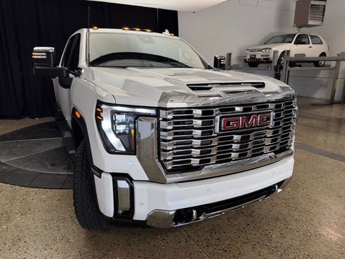 Used 2026 GMC Sierra 2500 Denali w/ Denali Reserve Package AWD/4WD image 16