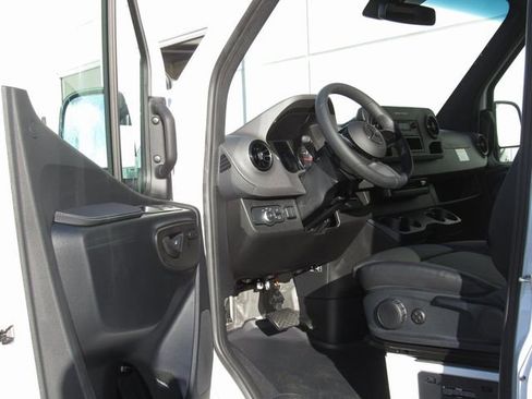 Used 2025 Mercedes-Benz Sprinter 2500 image 10