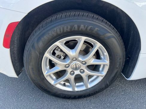 Used 2024 Chrysler Pacifica Touring-L FWD image 18