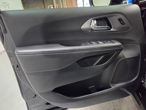 New 2026 Chrysler Pacifica Select FWD image 11
