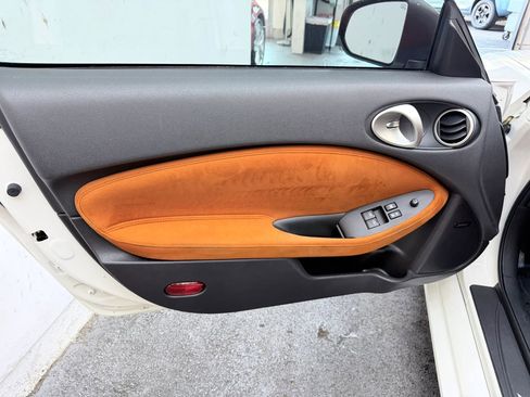 Used 2015 Nissan 370Z Touring RWD image 12