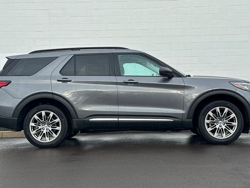 Used 2025 Ford Explorer Active w/ Active Comfort Package image 3