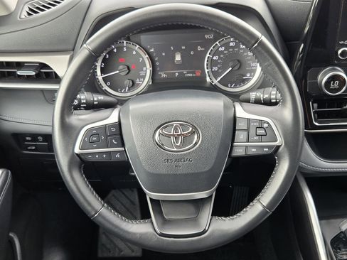 Used 2025 Toyota Highlander LE FWD image 15