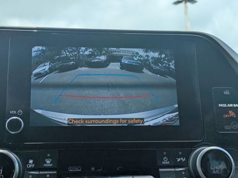 Used 2023 Toyota Highlander LE FWD image 23