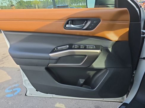 Used 2024 Nissan Pathfinder Platinum w/ Black Appearance Package image 29