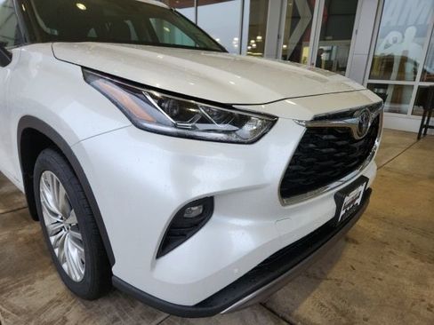 New 2026 Toyota Highlander Platinum image 8