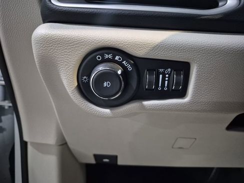 Used 2023 Chrysler Pacifica Touring-L FWD image 18