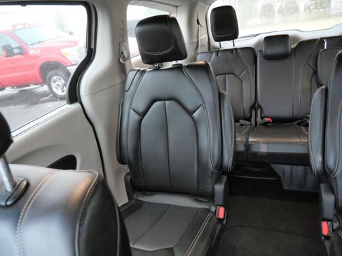 Used 2024 Chrysler Pacifica Touring-L image 12