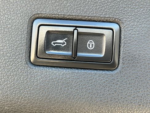 Used 2019 Bentley Bentayga image 16