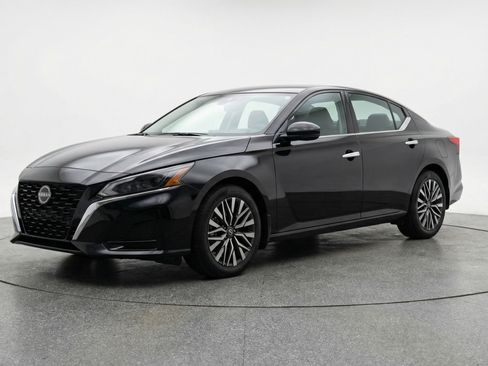 Used 2025 Nissan Altima 2.5 SV image 3