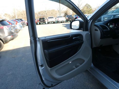 Used 2011 Chrysler Town & Country Touring-L w/ Entertainment Group #2 image 11