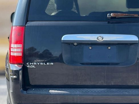 Used 2010 Chrysler Town & Country Touring image 13