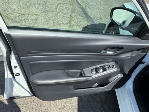 Used 2025 Nissan Altima 2.5 SV image 18