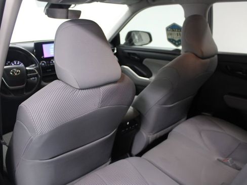 Used 2023 Toyota Highlander LE image 26