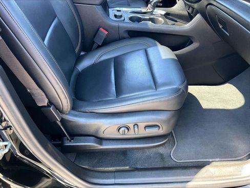 Used 2023 Chevrolet Traverse LT AWD/4WD image 38