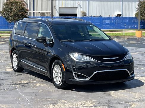 Used 2020 Chrysler Pacifica Touring-L FWD image 5