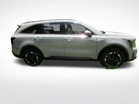 Used 2025 Kia Sorento S w/ Panoramic Sunroof Package FWD image 9