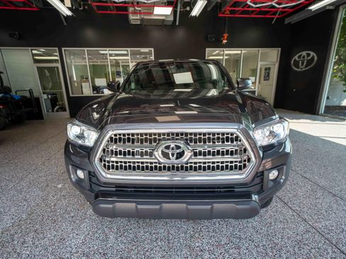 Used 2017 Toyota Tacoma TRD Off-Road w/ Premium & Technology Package AWD/4WD image 7
