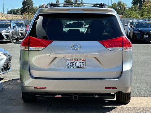 Used 2012 Toyota Sienna LE FWD image 5