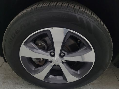 Used 2019 Jeep Cherokee Limited image 31