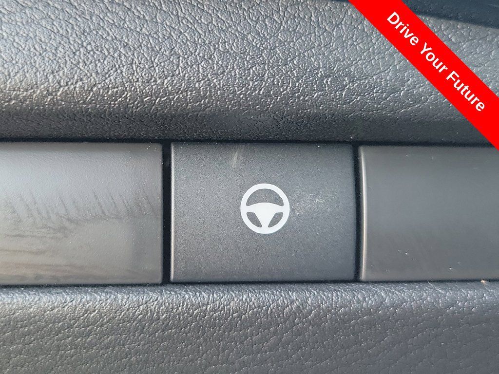 Used 2025 Nissan Kicks SR AWD/4WD image 18