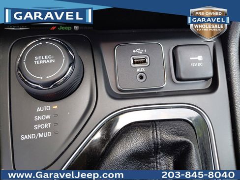 Used 2019 Jeep Cherokee Overland AWD/4WD image 18