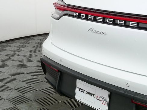 Certified 2025 Porsche Macan image 37