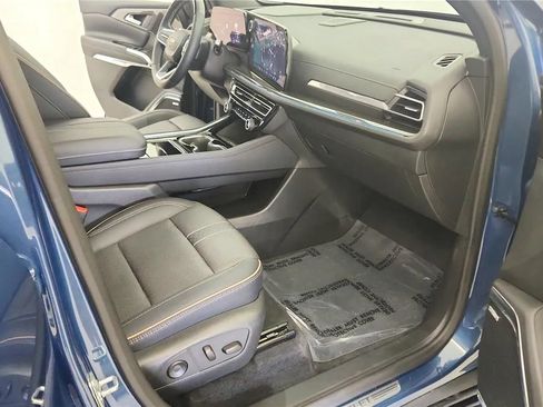 Used 2025 Chevrolet Traverse High Country FWD image 37