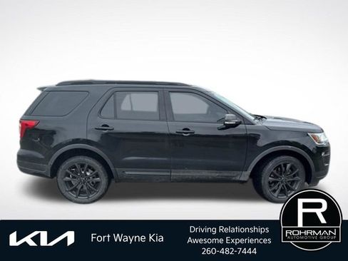 Used 2018 Ford Explorer XLT w/ Equipment Group 202A AWD/4WD image 7