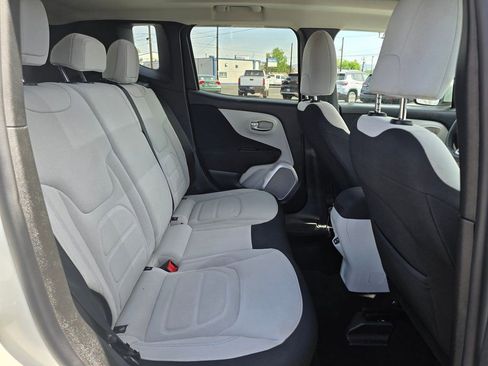 Used 2018 Jeep Renegade Latitude w/ Trailer Tow Group AWD/4WD image 12