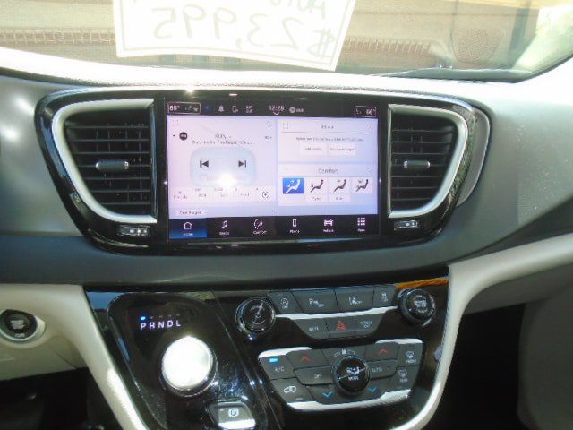 Used 2023 Chrysler Pacifica Touring-L FWD image 16