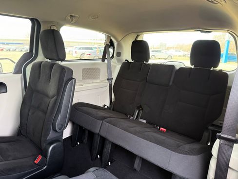 Used 2018 Dodge Grand Caravan SE w/ UConnect Hands-Free Group image 17