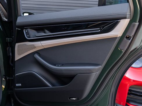 Certified 2025 Porsche Panamera 4 E-Hybrid AWD/4WD image 38