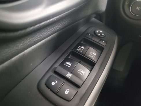 Used 2019 Jeep Cherokee Latitude Plus w/ Comfort/Convenience Group image 27