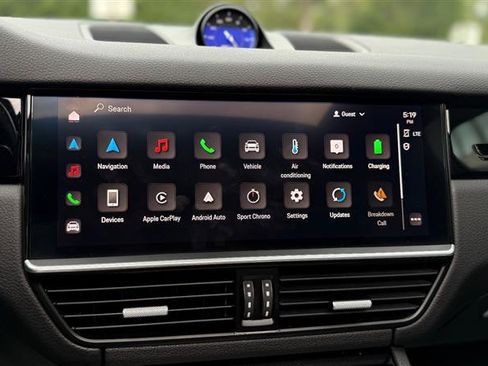 Used 2023 Porsche Cayenne w/ Premium Package image 33