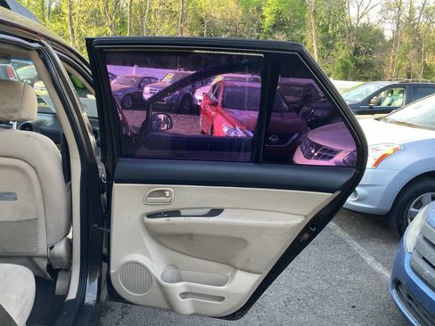 Used 2009 Kia Rondo LX image 17