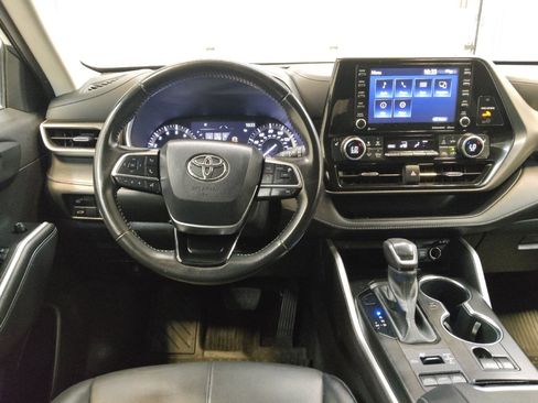 Used 2021 Toyota Highlander XLE AWD/4WD image 22