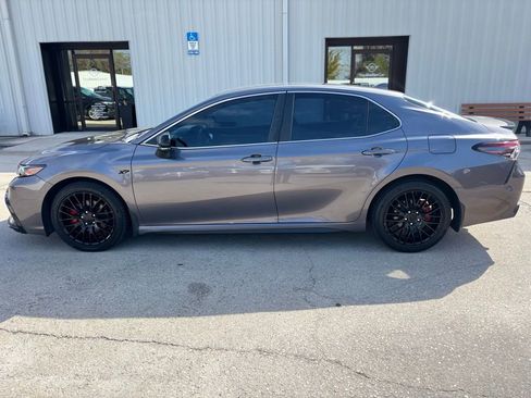 Used 2022 Toyota Camry SE image 2