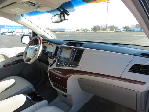 Used 2013 Toyota Sienna Limited image 33