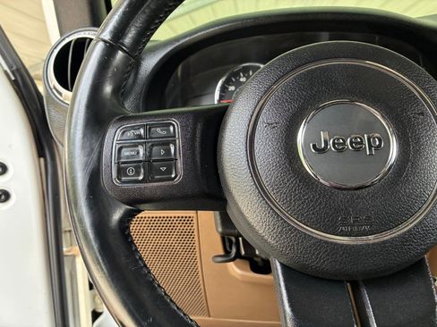 Used 2015 Jeep Wrangler Unlimited Sahara w/ Connectivity Group AWD/4WD image 22