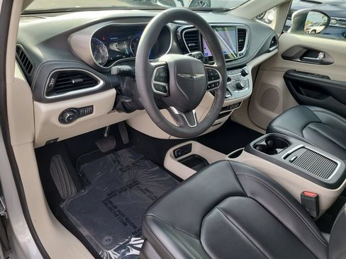 Used 2023 Chrysler Pacifica Touring-L FWD image 21