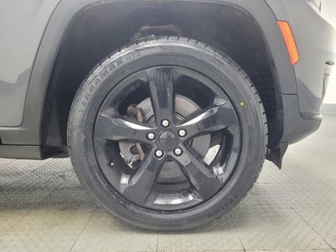 Used 2023 Jeep Grand Cherokee L Laredo AWD/4WD image 31