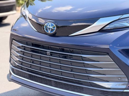 Used 2024 Toyota Sienna Platinum FWD image 9