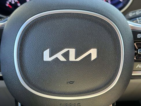 Used 2022 Kia Carnival LX image 19