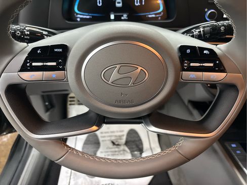 Used 2025 Hyundai Elantra Sport image 9